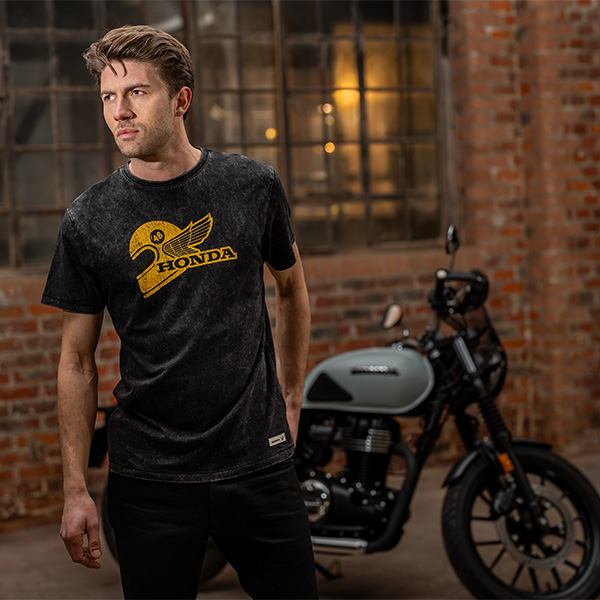 26YM Apparel Location Urban Fun 08AUD TTE 008 Customer Rider Tee